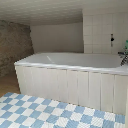 2 Personnes Dans Notre Maison Girondine Saint-Martin-de-Lerm